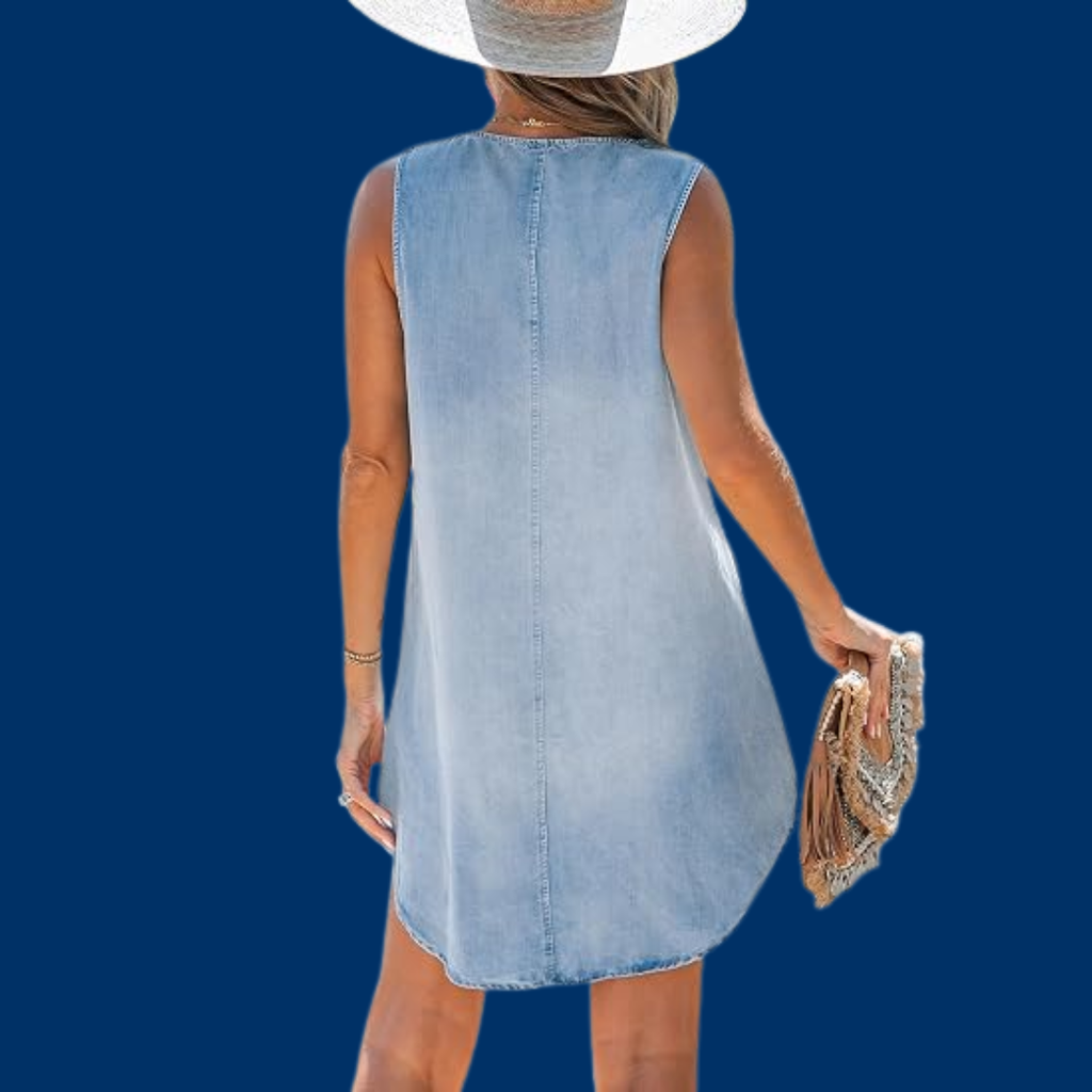 Grethe – Elegant ermeløs sommerkjole i lys denim